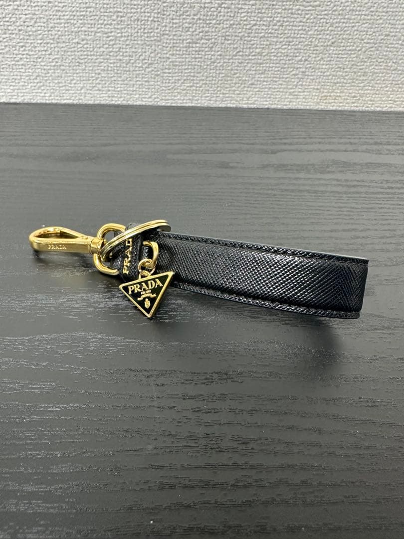 【プラダ】サフィアーノ ロゴプレート付き キーリング