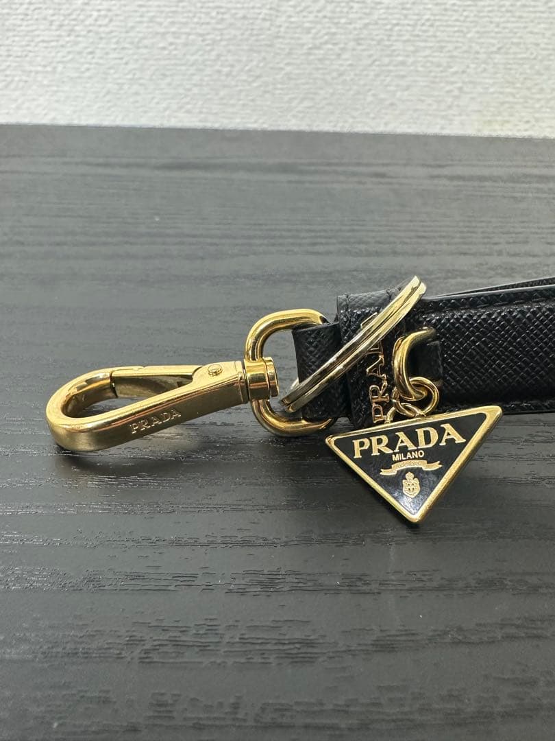 【プラダ】サフィアーノ ロゴプレート付き キーリング