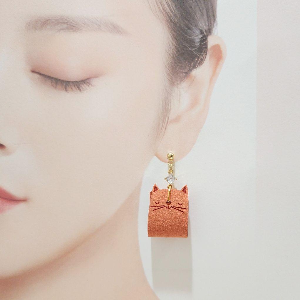 軽量 合成レザー 猫ちゃんとクリスタルガラスラインストーン ピアス