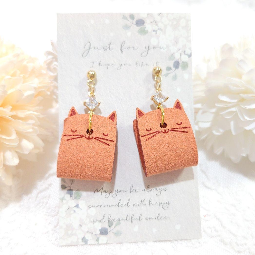 軽量 合成レザー 猫ちゃんとクリスタルガラスラインストーン ピアス