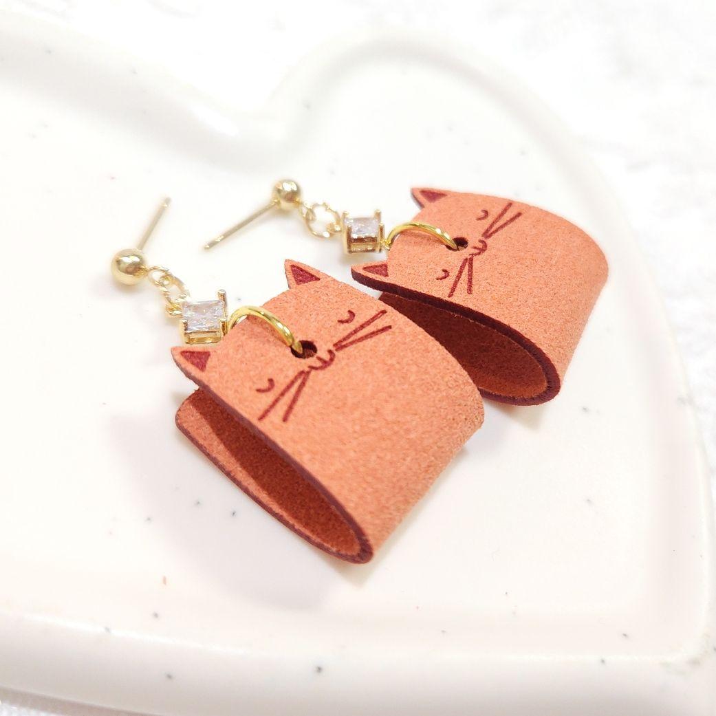 軽量 合成レザー 猫ちゃんとクリスタルガラスラインストーン ピアス