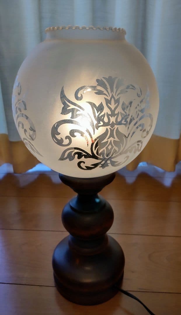 【値下げしました❢】スペイン製ダマスク柄スタンドライトアンティークランプ
