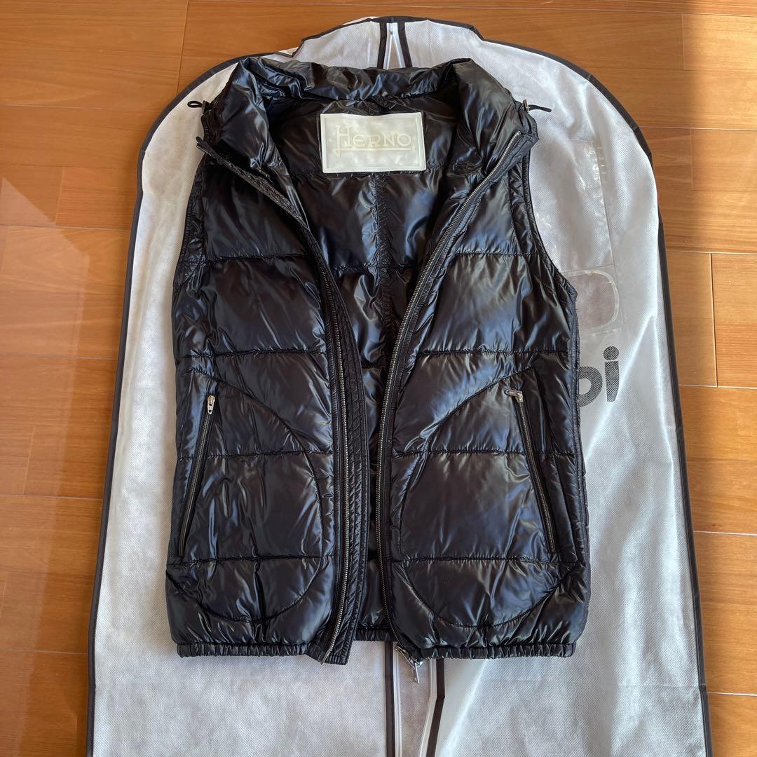 美品Herno 黒 フード付きダウンベスト40サイズ　衣類カバー付き