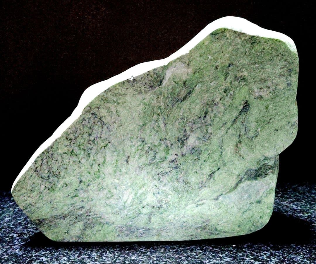 ★翡翠原石★糸魚川硬玉【小滝・川ズレ・カット1.5kg】