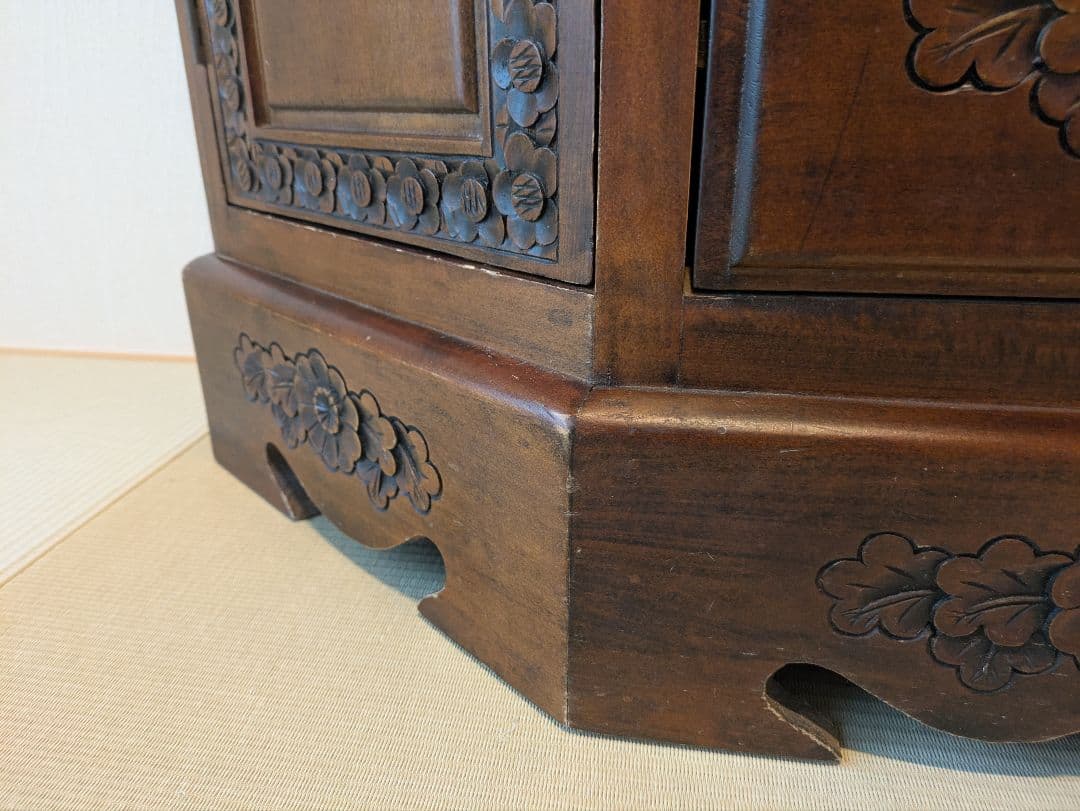 アンティーク　彫刻入り家具　キャビネット 5角形リビング収納 整理箪笥