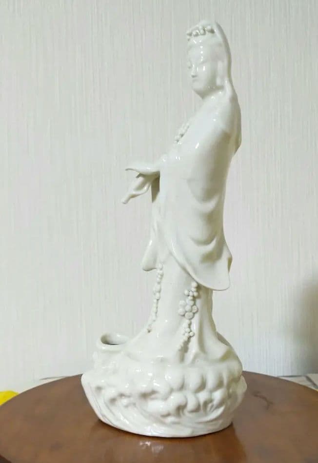✨特価セール中!中国美術品蛍白磁器花飾り 美顔 滴水観音様の立像　縁起置物