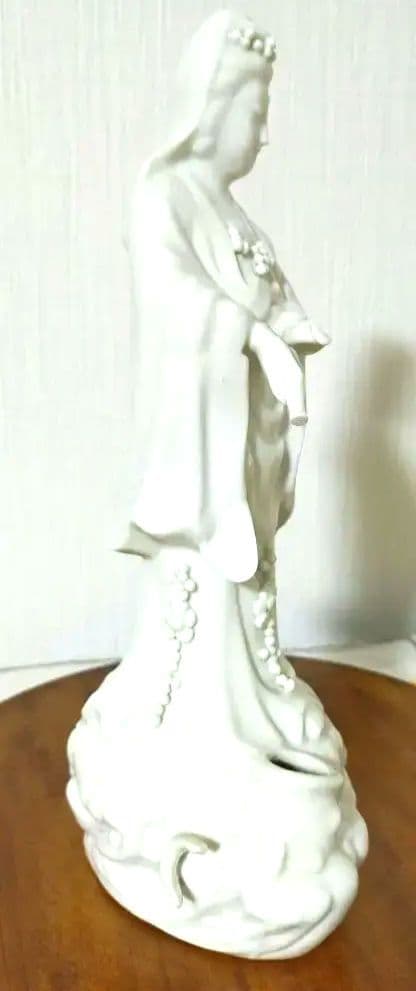 ✨特価セール中!中国美術品蛍白磁器花飾り 美顔 滴水観音様の立像　縁起置物