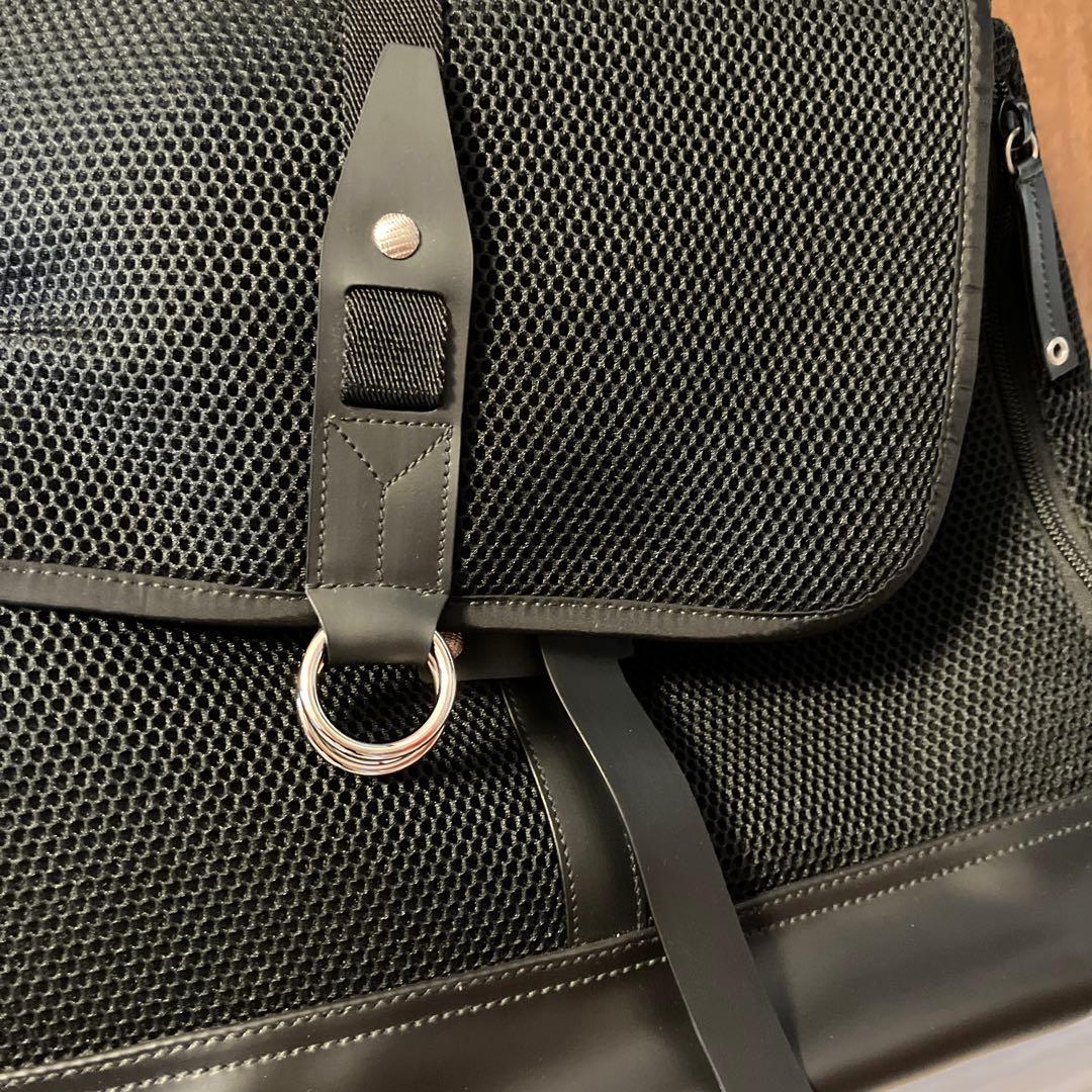 新品に近いイブサンローラン黒メッシュメッセンジャーバッグななめがけ軽量YSL