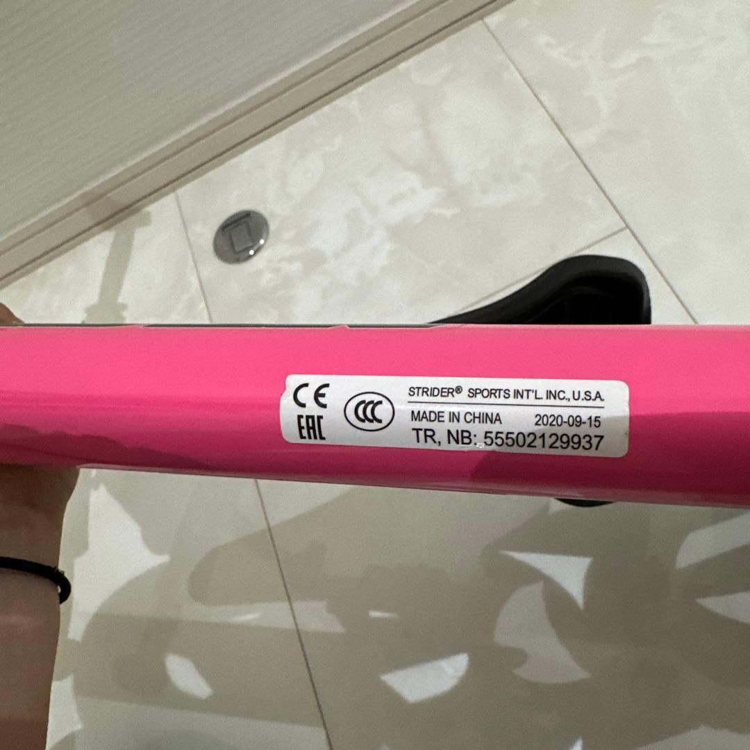 1日限定セール！！！ストライダースポーツピンク12インチ　ミニオンヘルメット付き