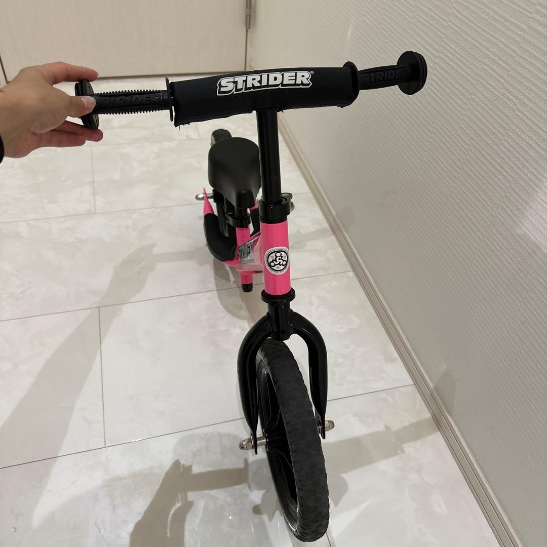 1日限定セール！！！ストライダースポーツピンク12インチ　ミニオンヘルメット付き