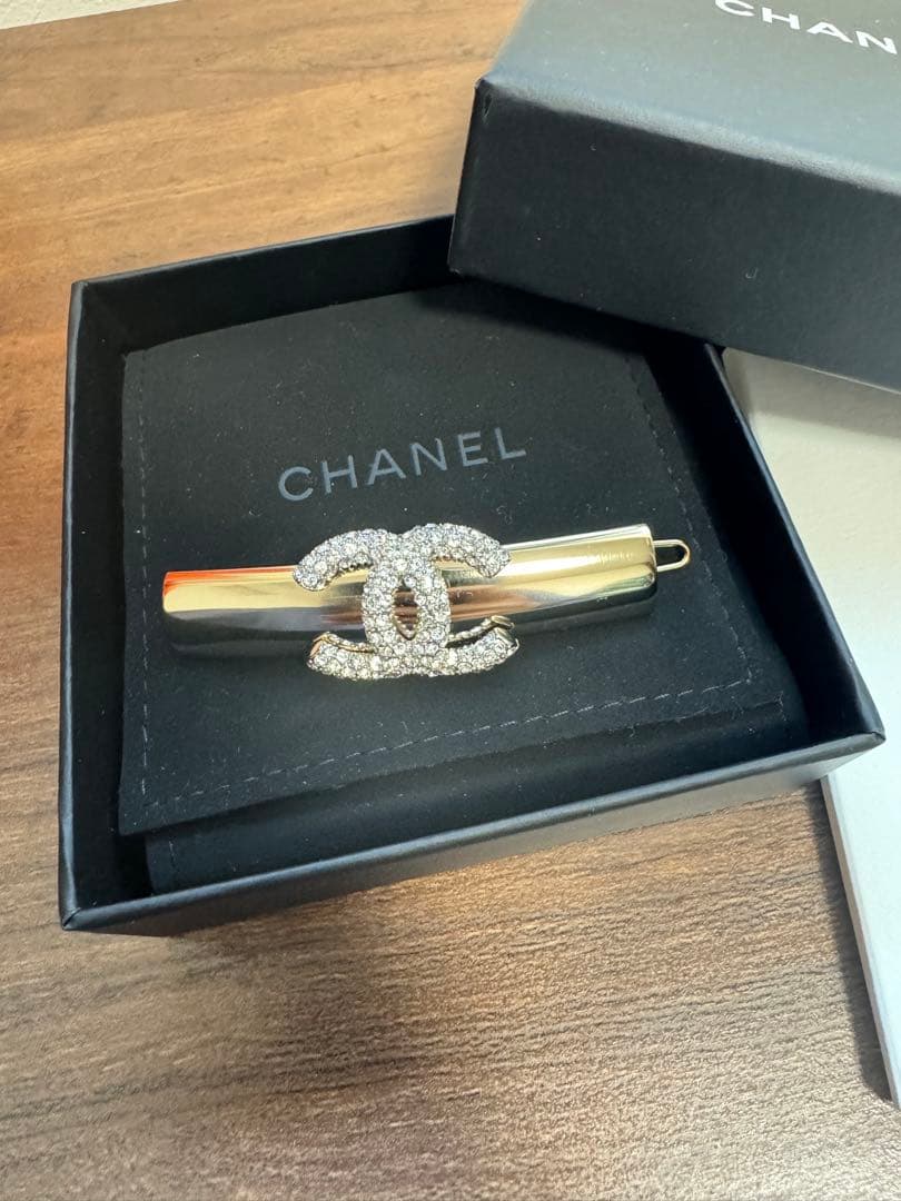 CHANEL ゴールド バレッタ クリスタル付き
