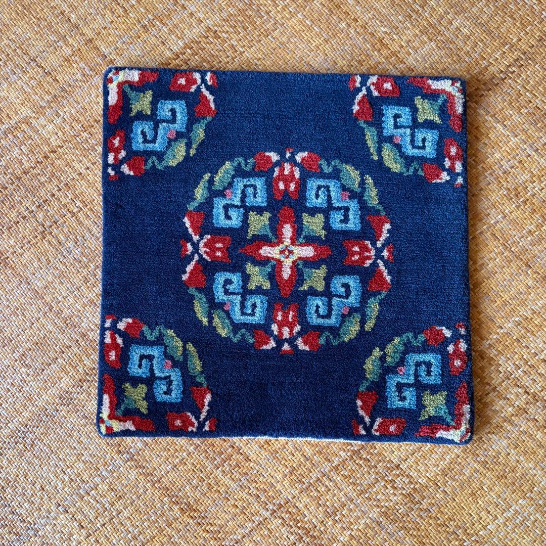 チベタンラグ　シートラグ　チェアマット　濃紺ベース