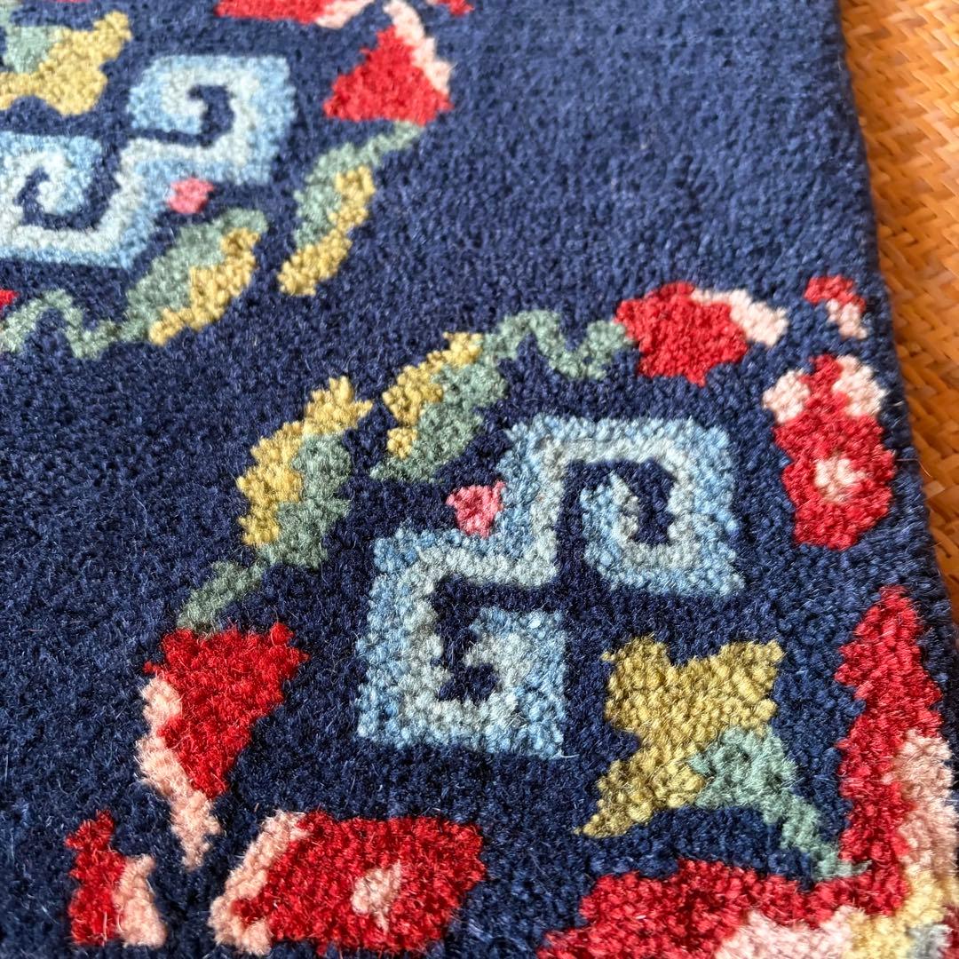 チベタンラグ　シートラグ　チェアマット　濃紺ベース