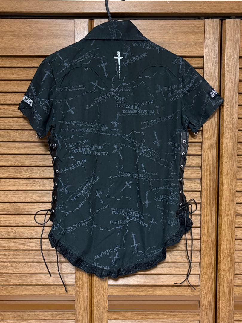 MAD PUNKS フリル付き黒シャツ 半袖