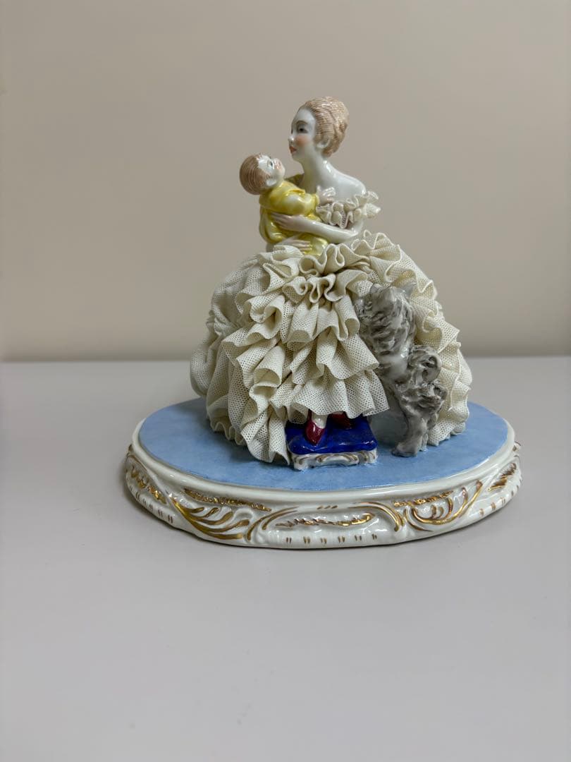 女性と子供の陶器フィギュア