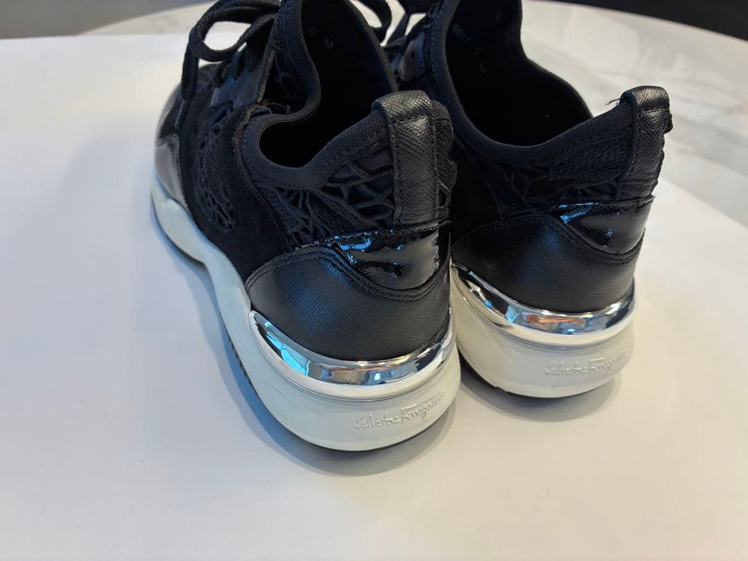 サルバトーレフェラガモ　レースブラックスニーカー