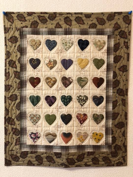 パッチワークキルト　ハートモチーフのタペストリー