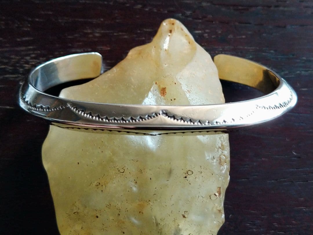 【お買い得】Tahe インディアンジュエリー　　トライアングル　シルバーバングル