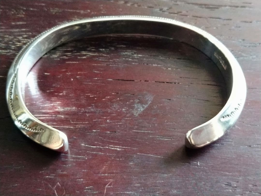 【お買い得】Tahe インディアンジュエリー　　トライアングル　シルバーバングル