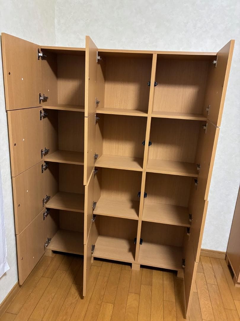 扉付き木製格子型棚　３列４段　①