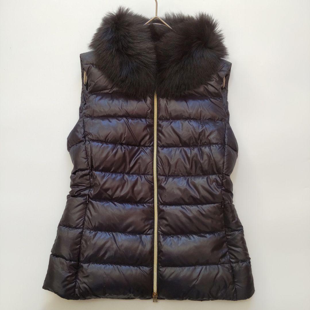 美品 ヘルノ ホワイトフォックスファー付き ライト ダウンベスト ネイビー38