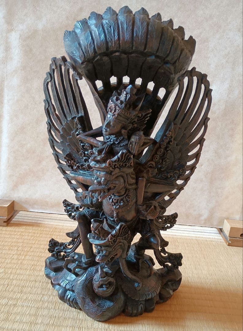 ガルーダに乗ったヴィシュヌ神の木彫り　高さ40cm