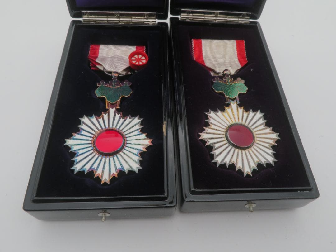 A20. 勲五等双光旭日章 メダル　徽章 　勲章　記章　2点