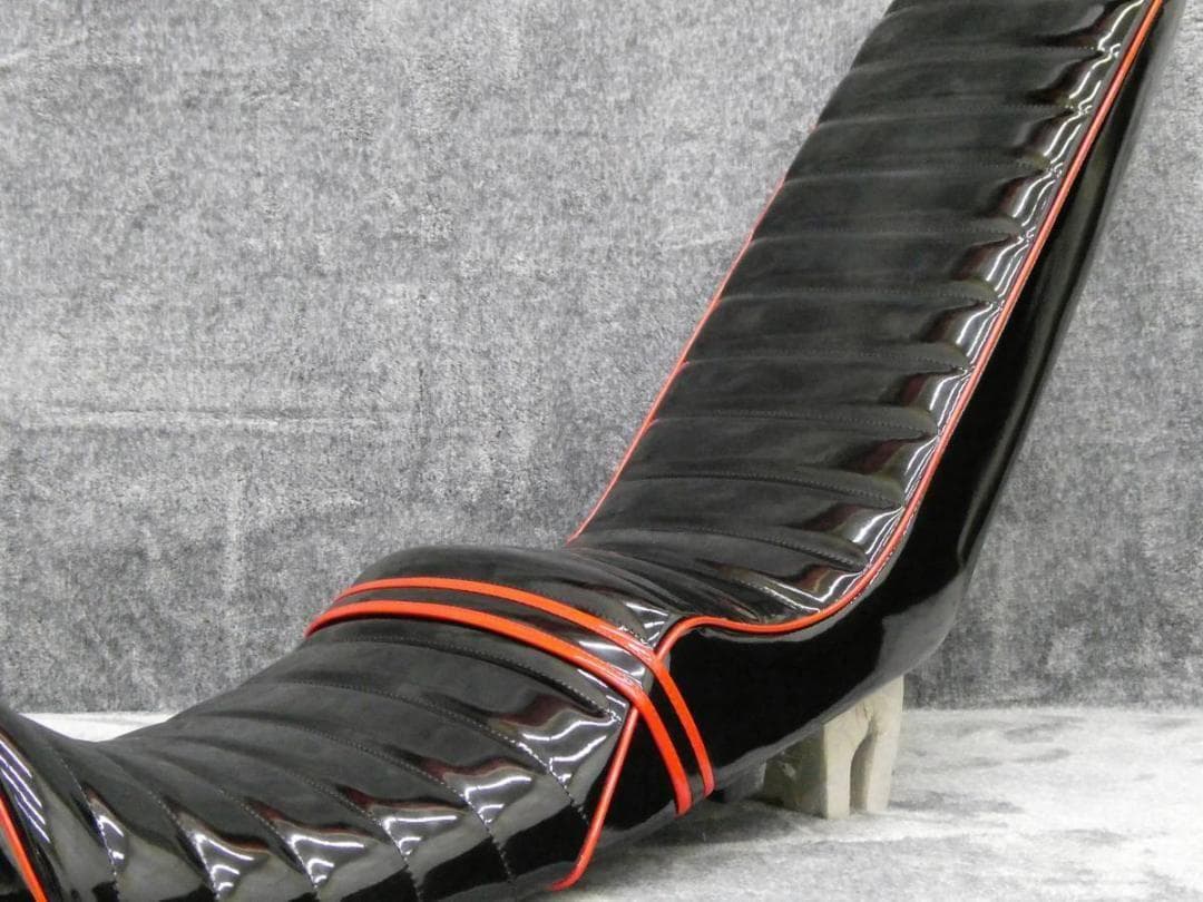 ＮＣ３９　ＮＣ４２　黒赤エナ　三段シート　５０ｃｍ/ CB400SF