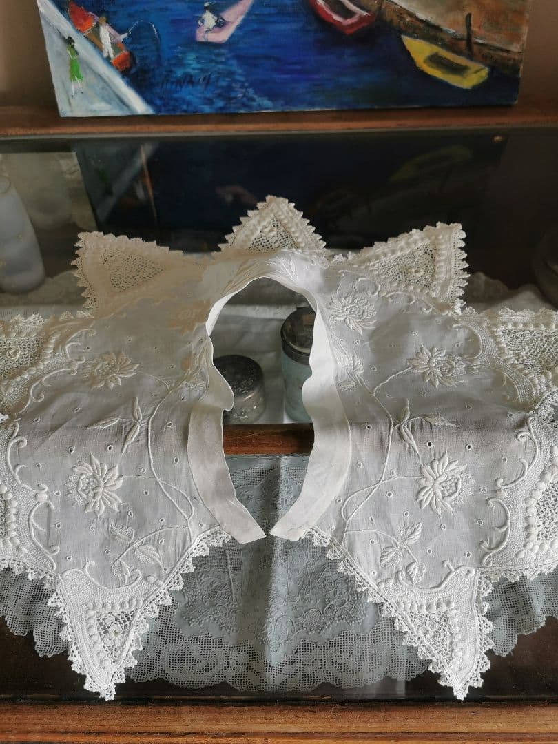 アンティークフランス 9片の花弁 アイレット＆薔薇盛上げ刺繍 クロシェ編み付け襟