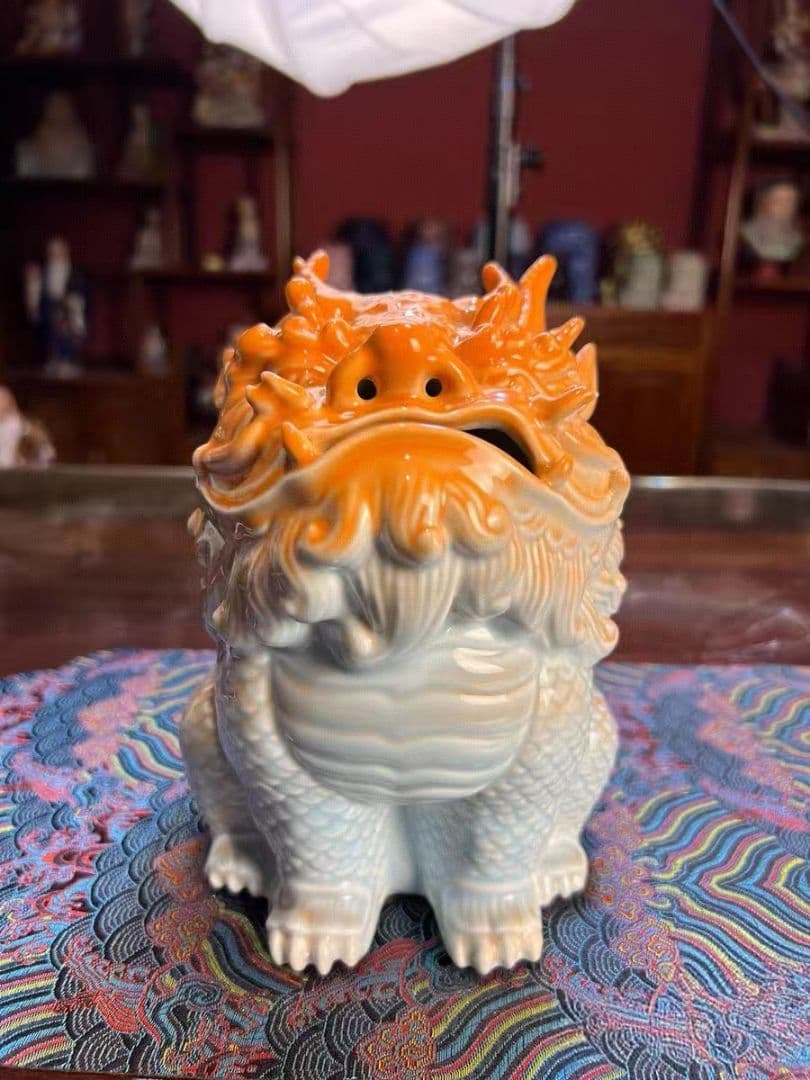 純手作りで焼かれた陶磁器の麒麟は