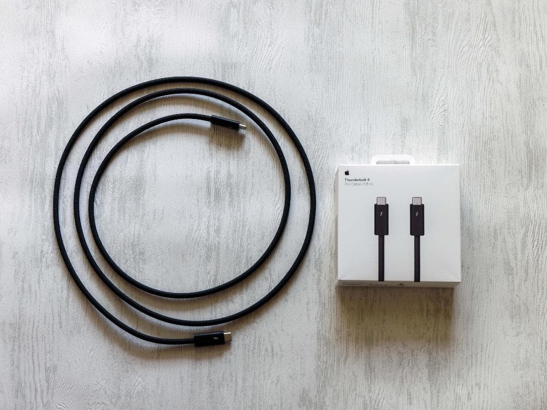 Apple Thunderbolt 4 Proケーブル 1.8 m 純正品