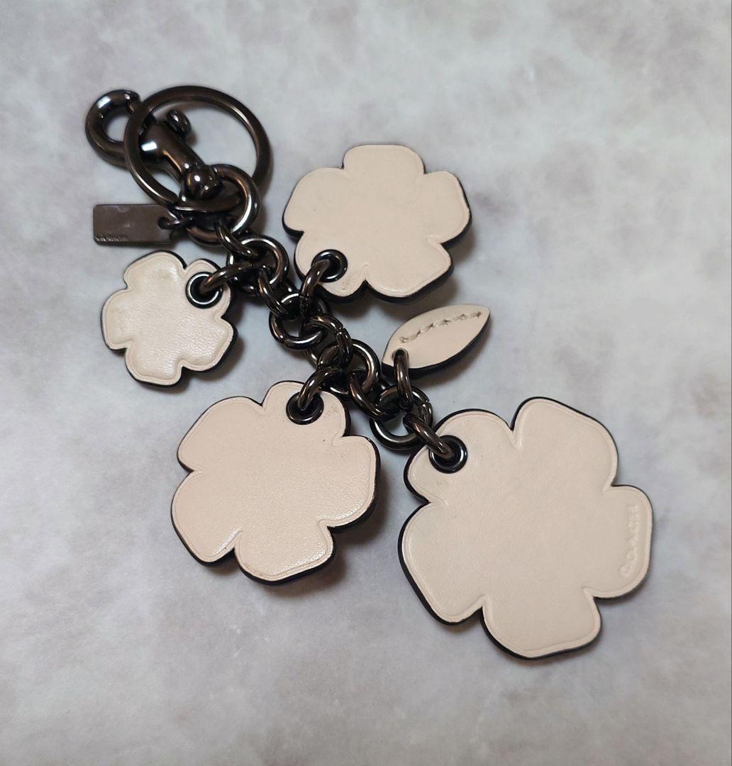 COACH ティーローズ フラワーアップリケ バッグチャーム ベージュ系