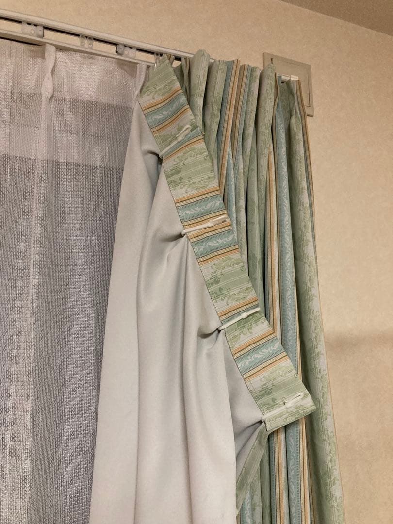 遮光カーテン　リリカラ