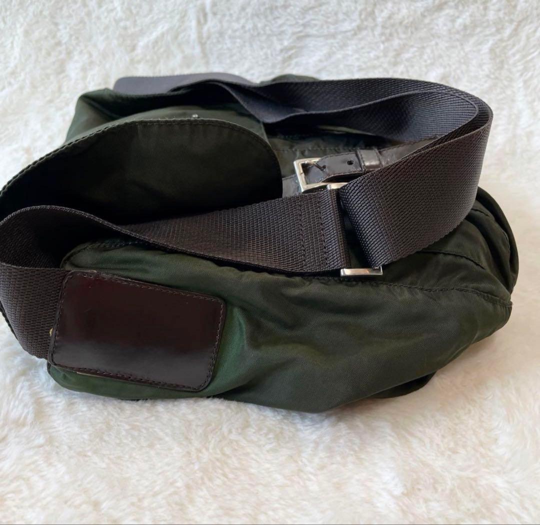 PRADA ダークグリーン メッセンジャーバッグ