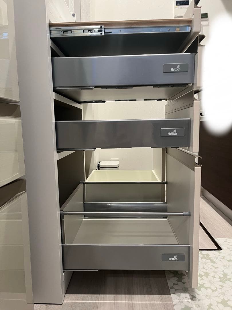 ホワイト 食器棚 ガラス扉付き