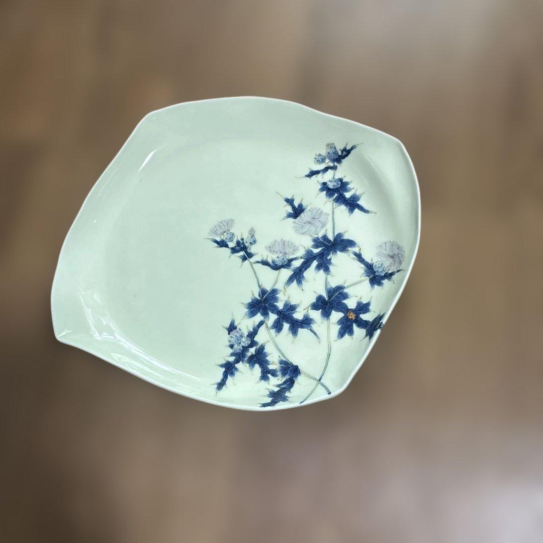 青い花のデザインの皿