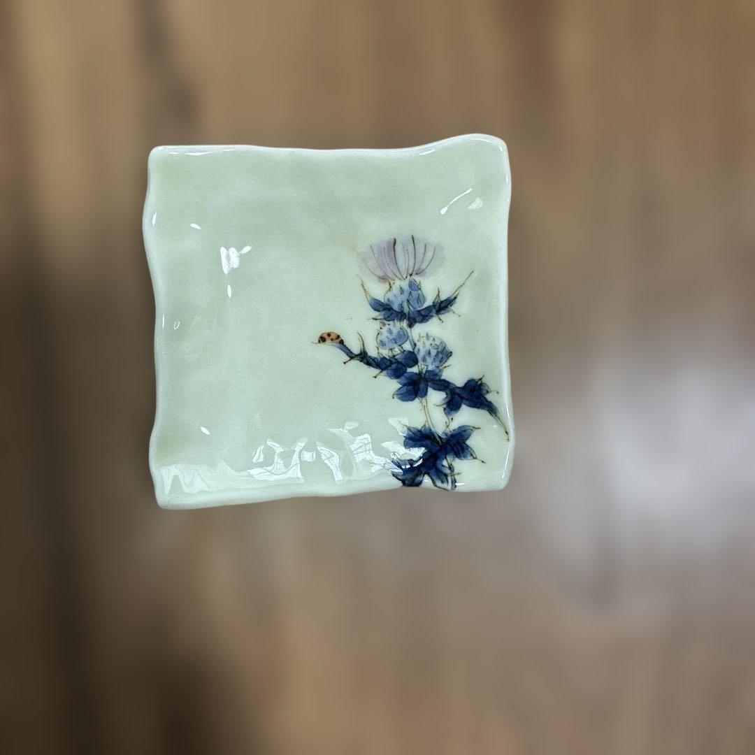 青い花のデザインの皿