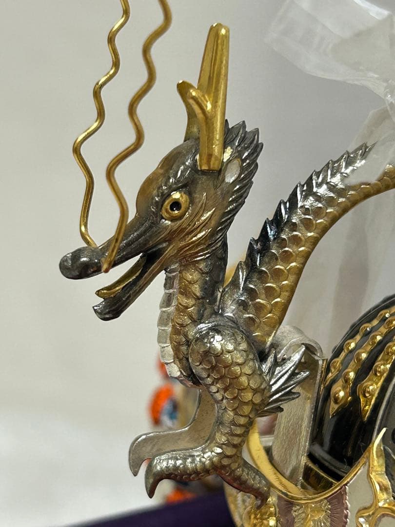 純銀 兜 (剣付) 銀細工 関工芸 武比古 ケース飾り 兜飾り 兜　龍　辰