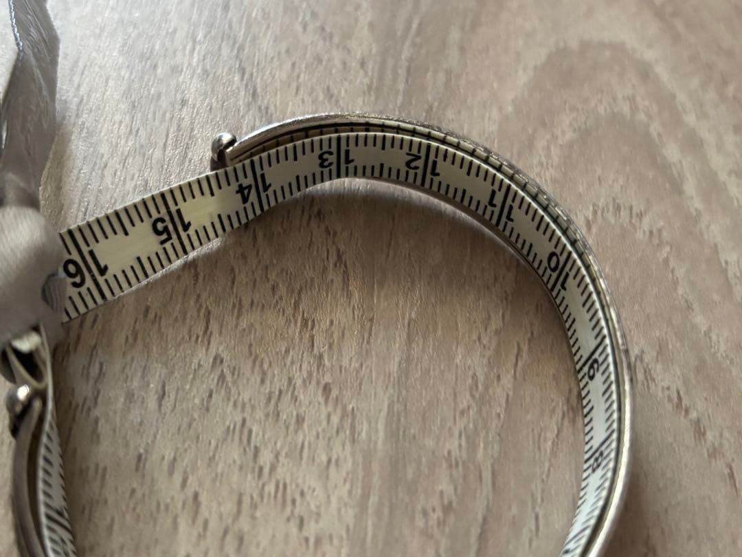 Suman Dhakhwa スーマンダックワ　フラワーカーヴィングカフ