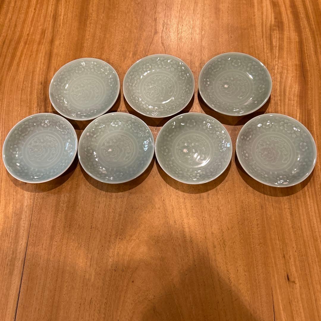 有田焼牡丹紋獅子陽刻皿 青白磁 平皿 小皿 獅子 和食器 骨董品 七枚