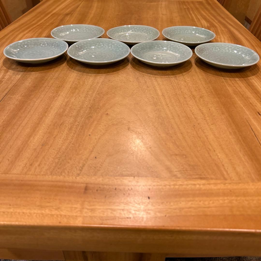 有田焼牡丹紋獅子陽刻皿 青白磁 平皿 小皿 獅子 和食器 骨董品 七枚