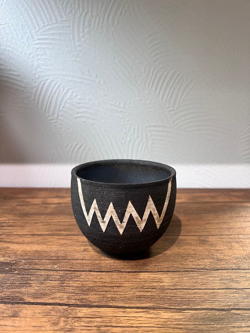 invisible ink 黒色ジグザグ模様陶器植木鉢