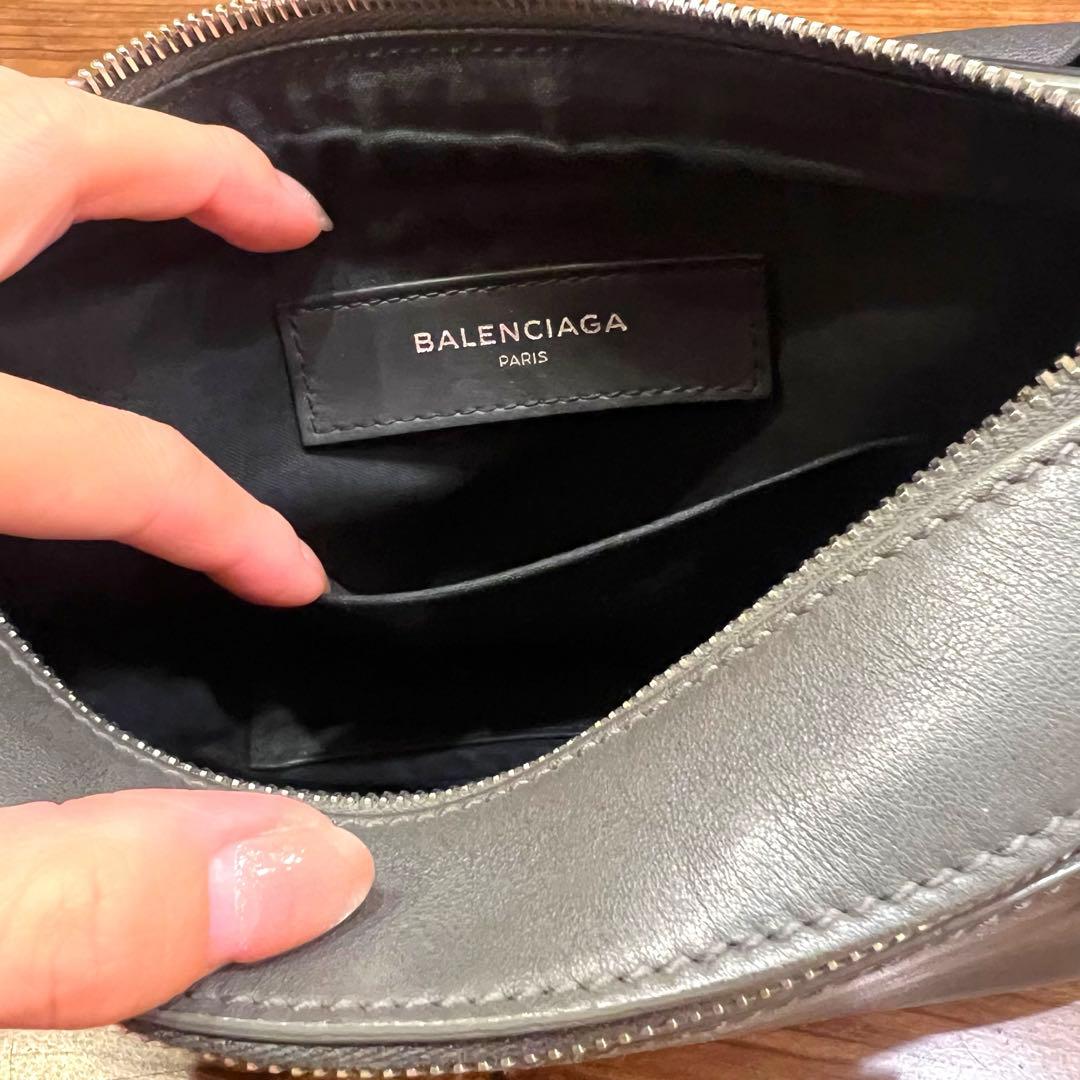BALENCIAGA(バレンシアガ)ボディバッグ☆グレー
