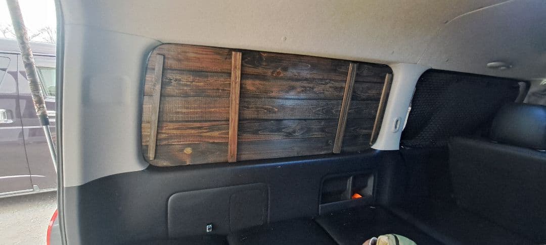 ハイエースリヤ窓パネル