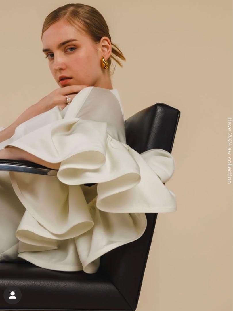 heve ドルマンラッフルスリーブブラウス白