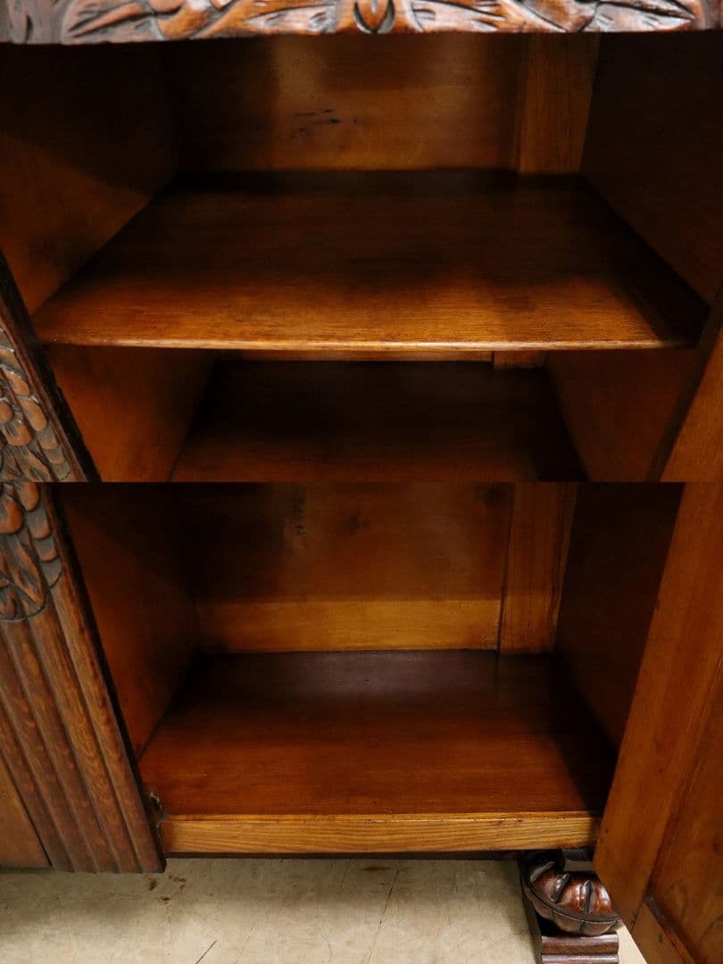 英国アンティーク・オーク材 サイドボード・木彫刻・バルボスレッグ・アールデコ