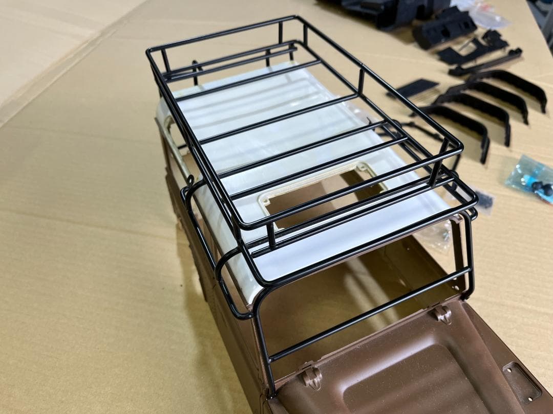 1/10クローラー用ディフェンダーボディ　ヘッドライトカバー片方欠品