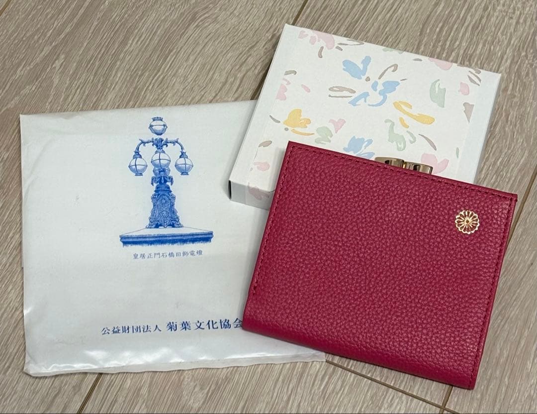 皇居 菊の紋入り二つ折り財布 ピンク