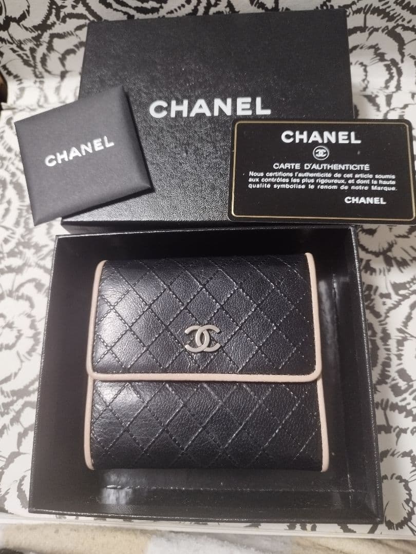 くりちゃんです。シャネル　マトラッセ　ピコローレ　ダブルカラー　折り財布