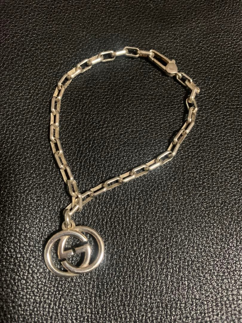 （郵便局17.5）GUCCI シルバー　ブレスレット ロゴチャーム付き